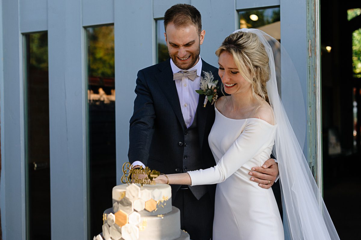 Hochzeitspaar schneidet die Hochzeitstorte, Birnauer Oberhof